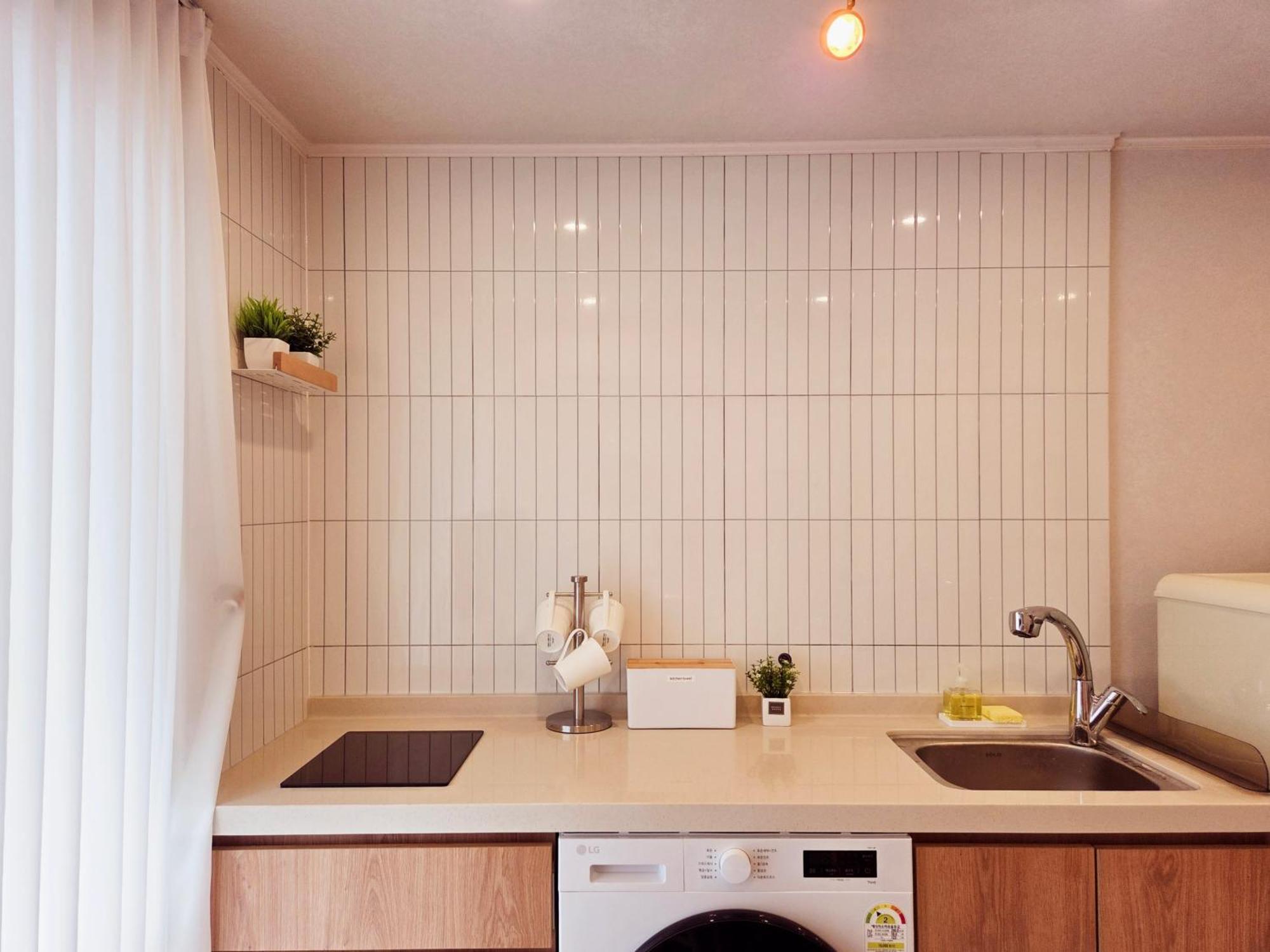 Apartamento 5-minute Walk From Hongdae Station, Hotel-style Bedding, 2 Rooms, Washer Dryer *