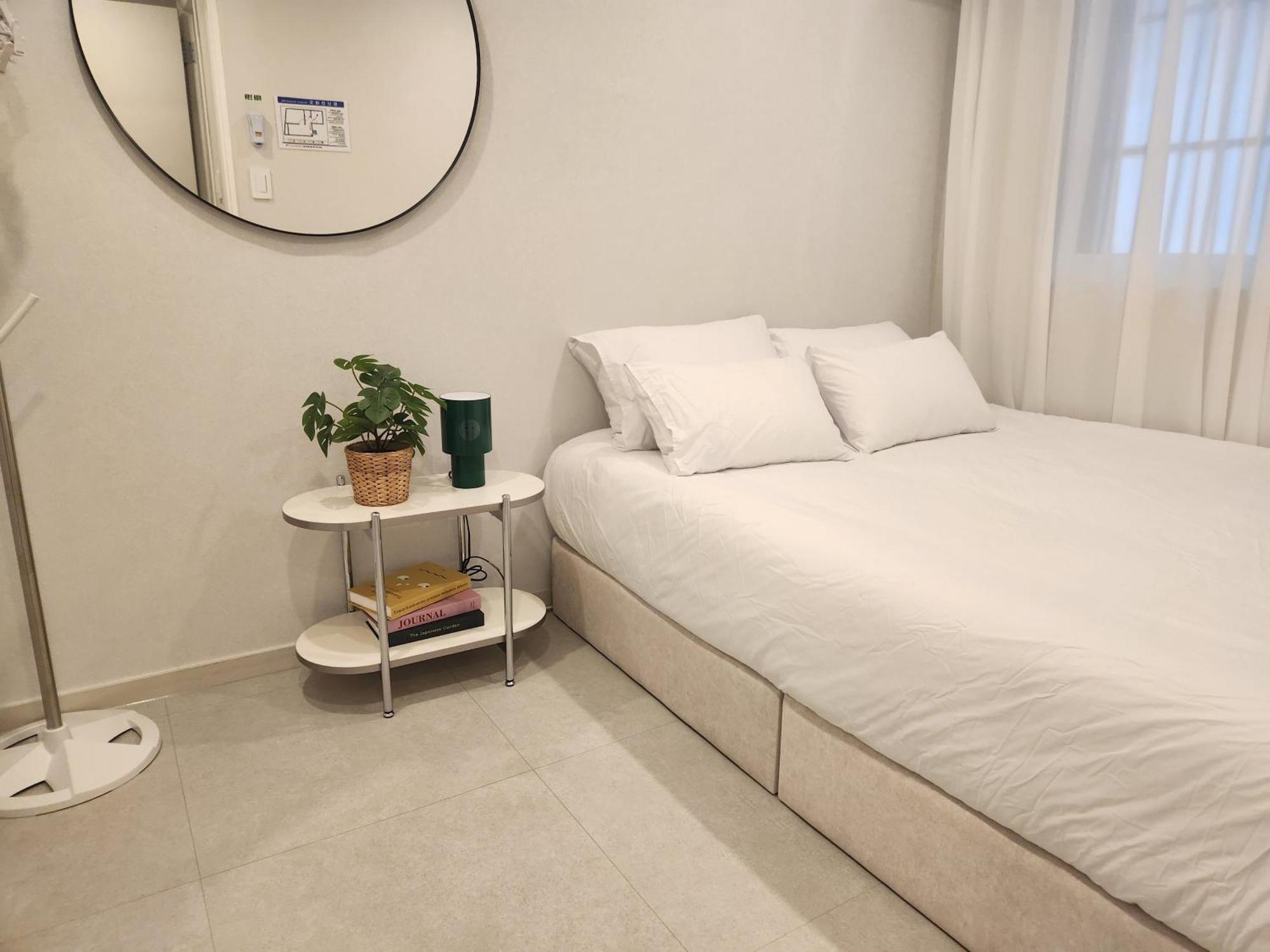 5-minute Walk From Hongdae Station, Hotel-style Bedding, 2 Rooms, Washer Dryer Apartamento