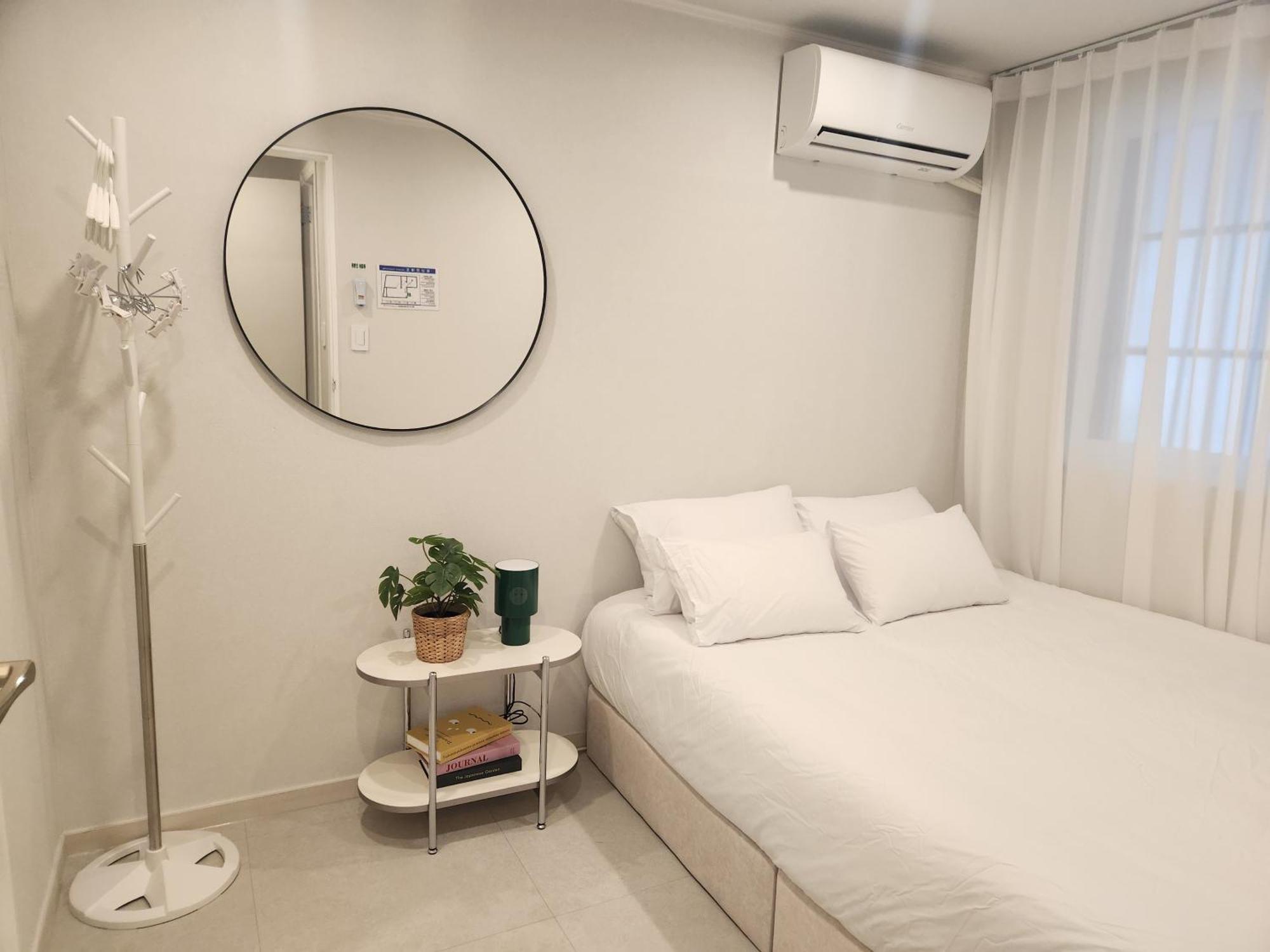 5-minute Walk From Hongdae Station, Hotel-style Bedding, 2 Rooms, Washer Dryer Apartamento Seul