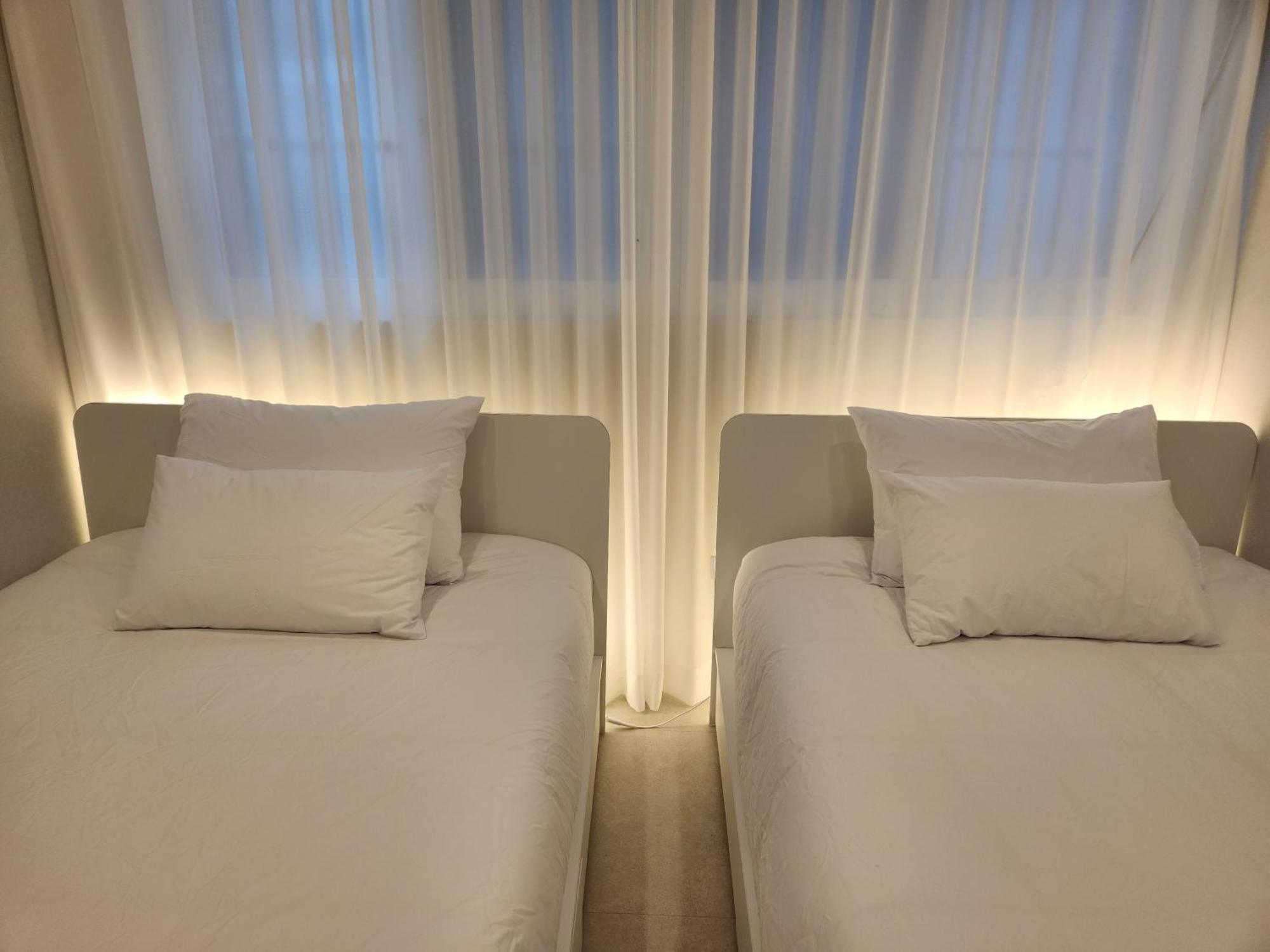 5-minute Walk From Hongdae Station, Hotel-style Bedding, 2 Rooms, Washer Dryer * Seul