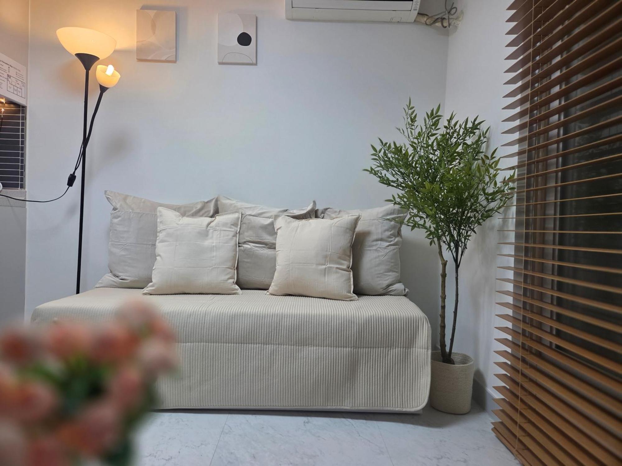 Gangnam Station, Yeoksam Station, 5-minute Walk, Luggage Storage, Business Trip, 6 People Seul
