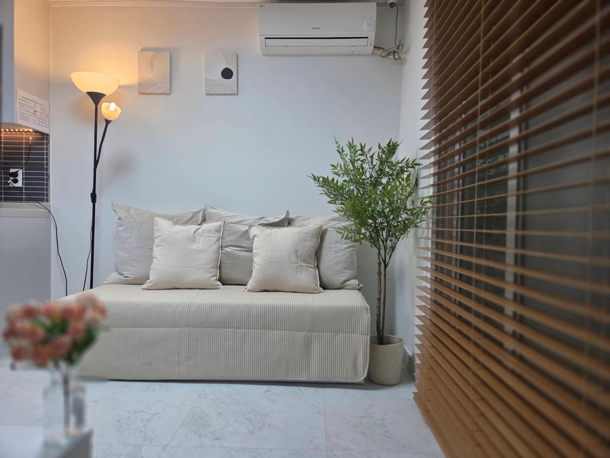 Gangnam Station, Yeoksam Station, 5-minute Walk, Luggage Storage, Business Trip, 6 People *