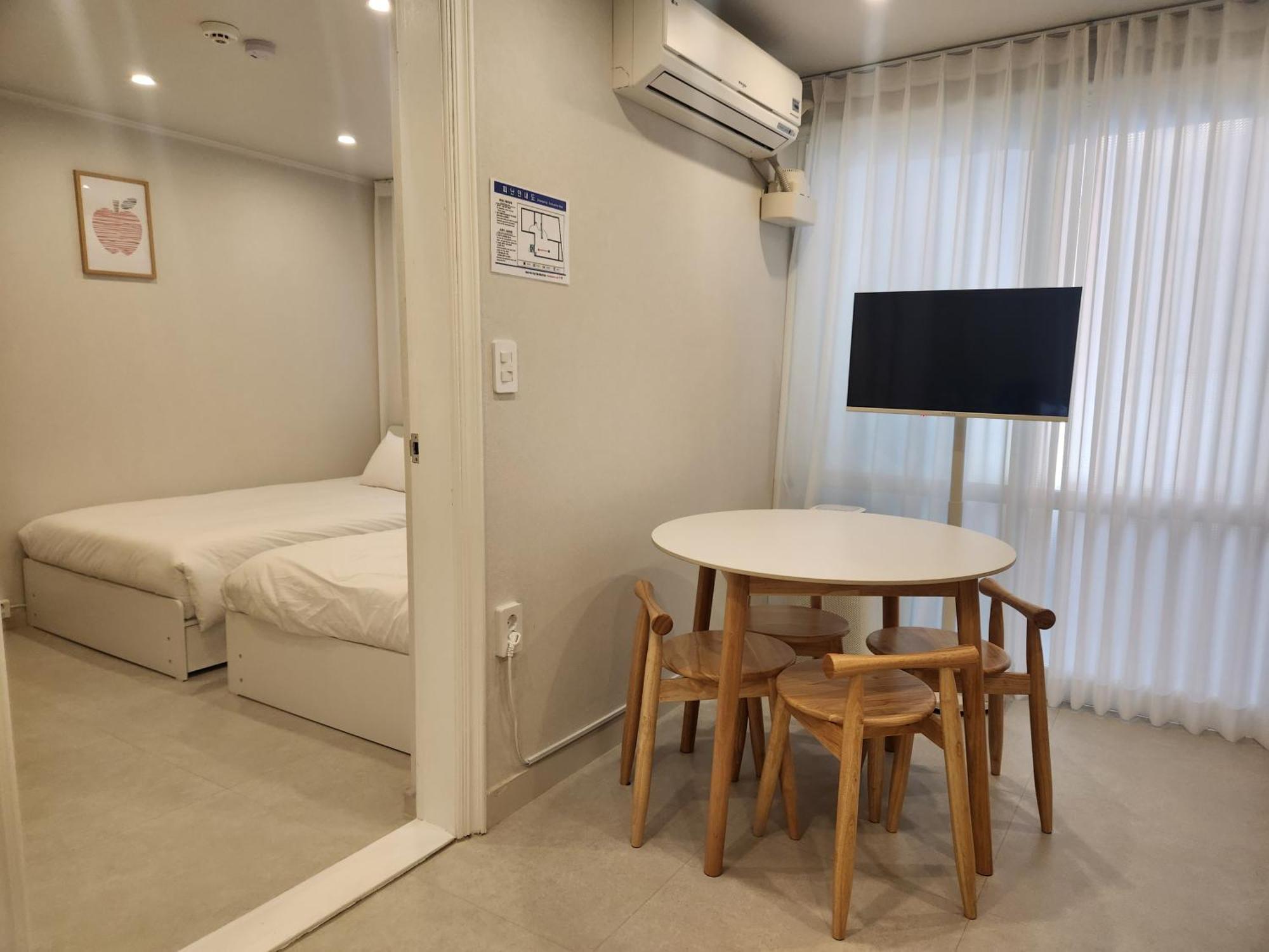 5-minute Walk From Hongdae Station, Hotel-style Bedding, 2 Rooms, Washer Dryer Seul