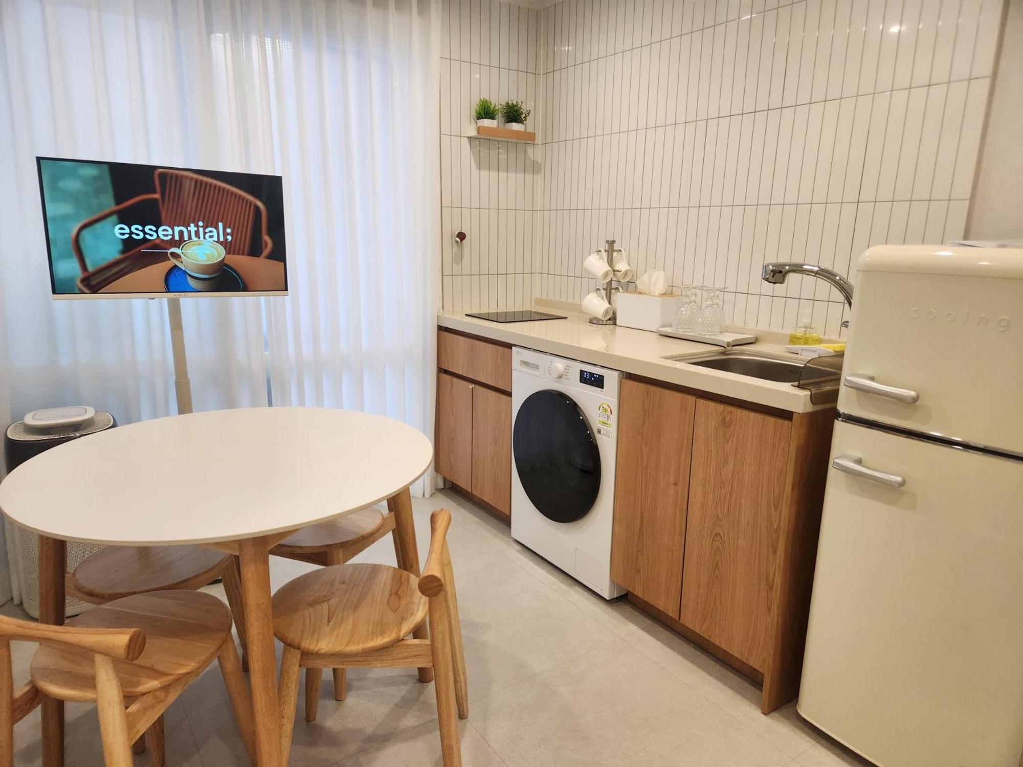 5-minute Walk From Hongdae Station, Hotel-style Bedding, 2 Rooms, Washer Dryer * Seul