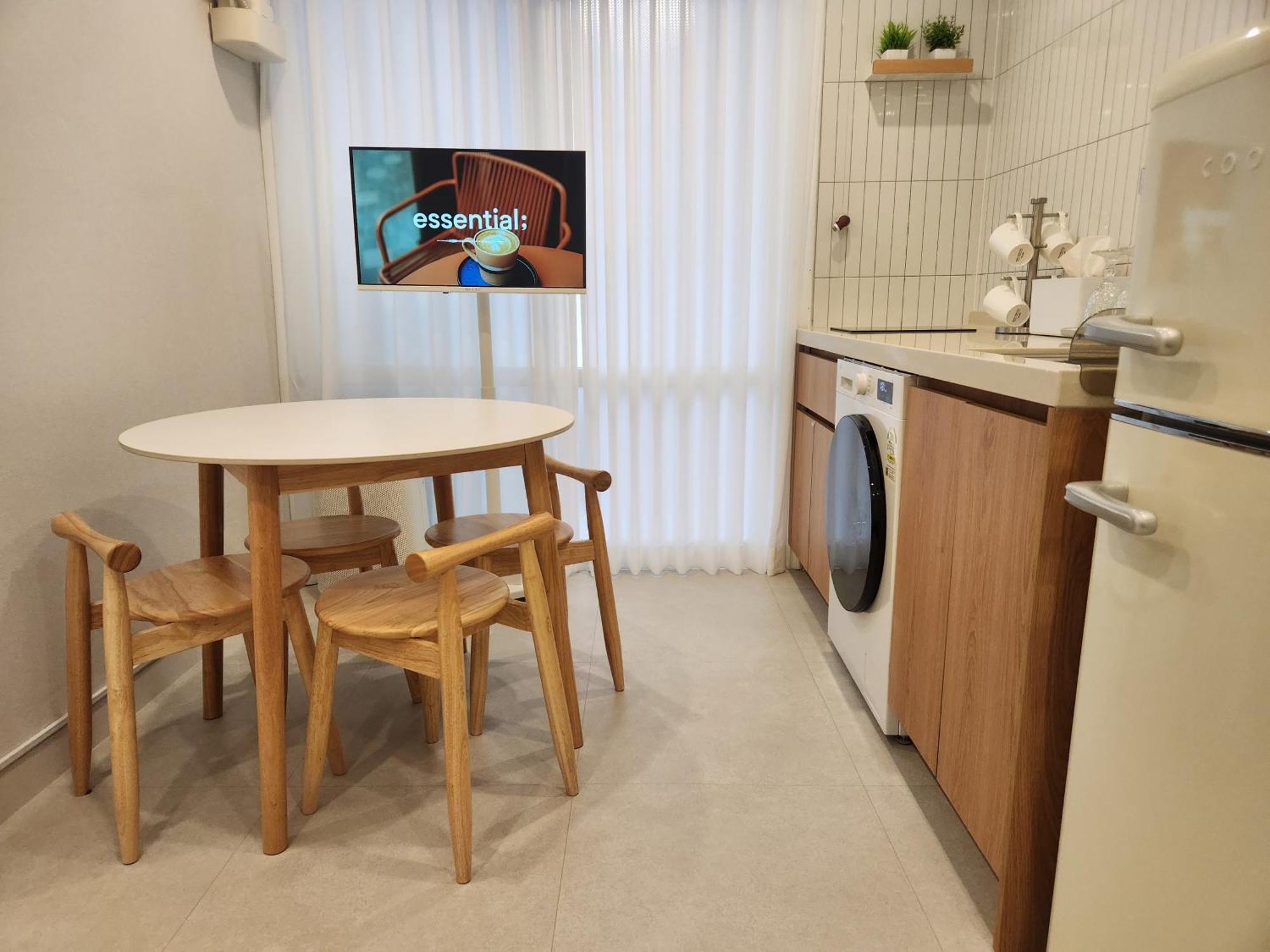 5-minute Walk From Hongdae Station, Hotel-style Bedding, 2 Rooms, Washer Dryer Apartamento Seul
