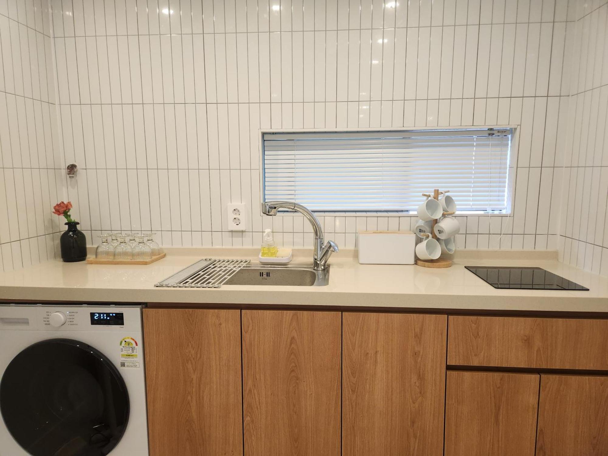 Apartamento 5-minute Walk From Hongdae Station, Hotel-style Bedding, 2 Rooms, Washer Dryer *