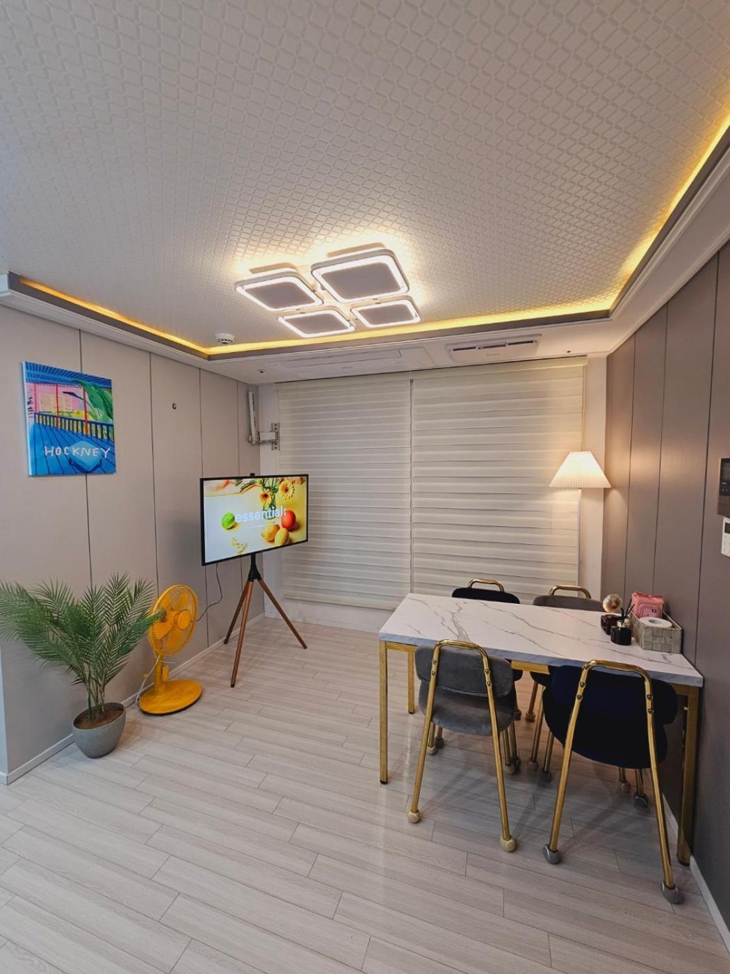 Clean And Stylish Two-room Near Hwagok Station * Seoul