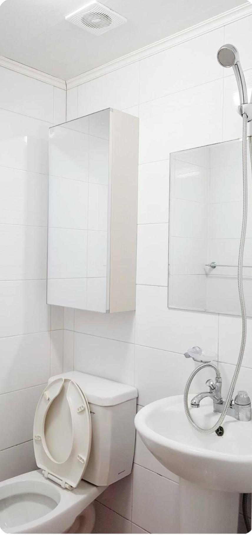 Location In 1 - 1min To Bangbae Station, 1min To Airport Bus, Private With Kitchen Seoul