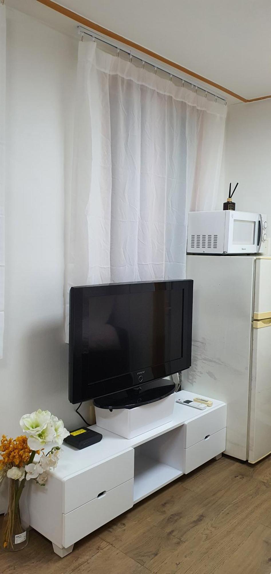 Location In 1 - 1min To Bangbae Station, 1min To Airport Bus, Private With Kitchen *