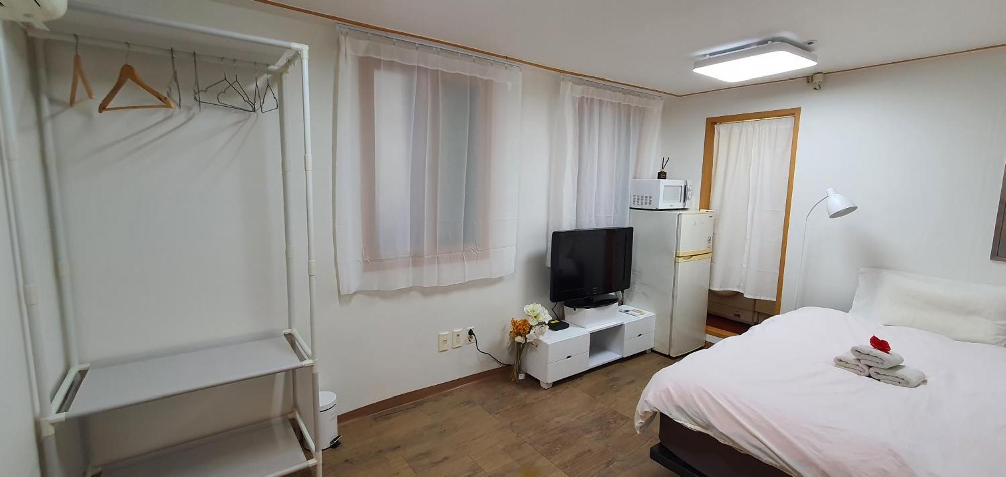 Location In 1 - 1min To Bangbae Station, 1min To Airport Bus, Private With Kitchen Apartment Seoul