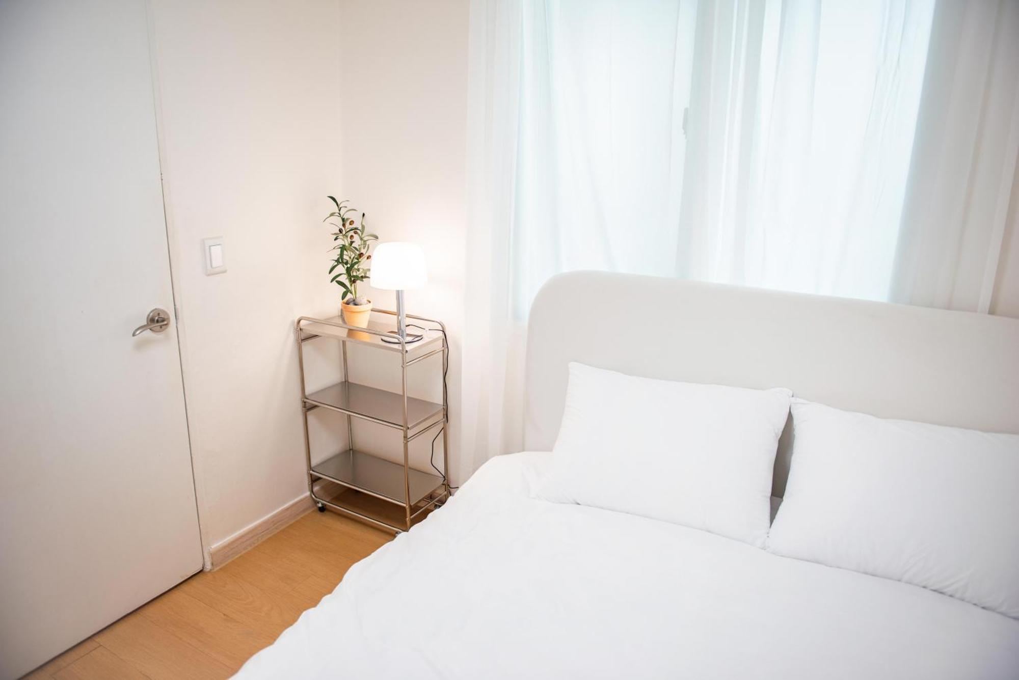 New Open Sale Haebangchon Itaewon Myeongdong Hongdae Insadong Gyeongbokgung Palace *