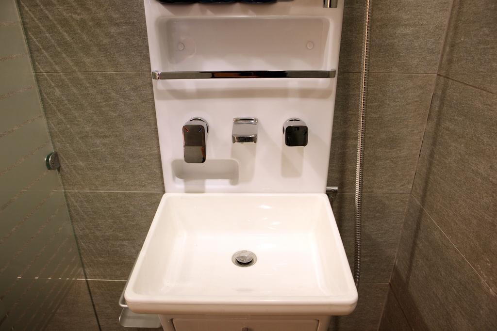 24 Station Premier 2*