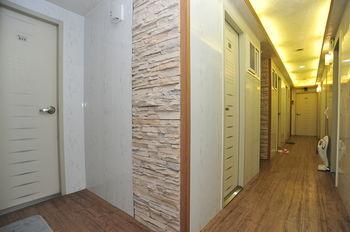 Hotel Single House