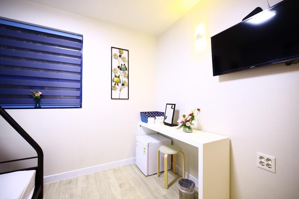 Road Myeongdong Guest house 2*