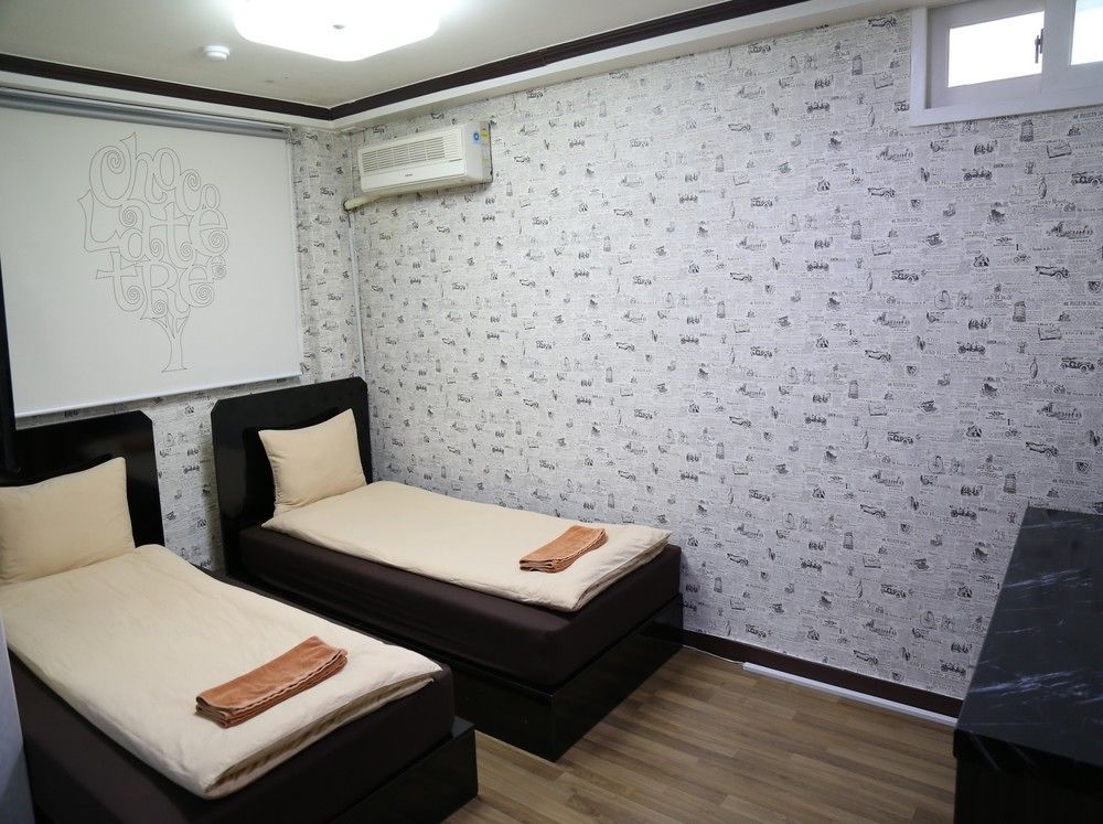 Chocolate Tree Sinchon Guest house 2*