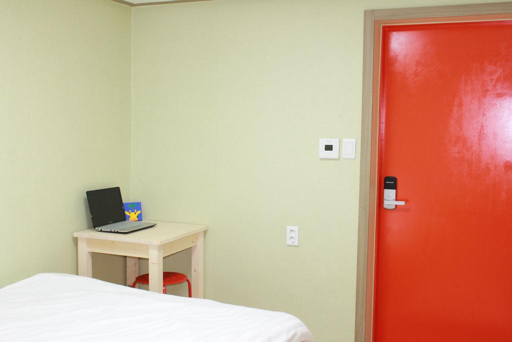 R Station Guest house *