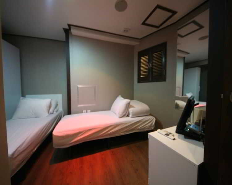 Red Panda Myeongdong 2*