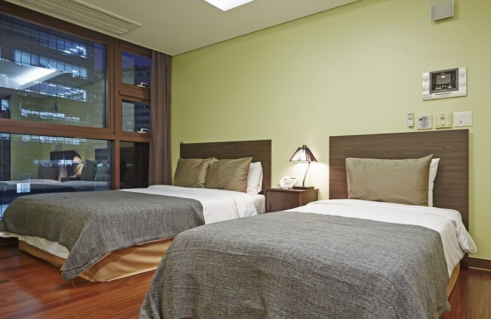 Brown Suites Hotel *