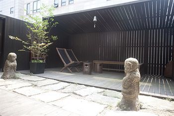 The Win Art House Apartment