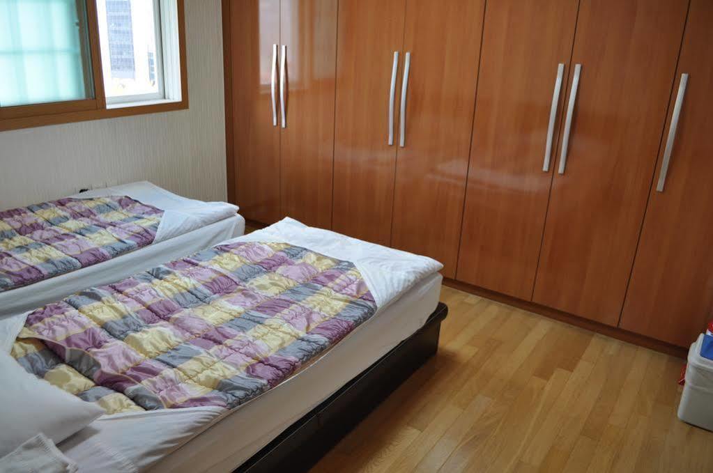 J-honor Hotel *