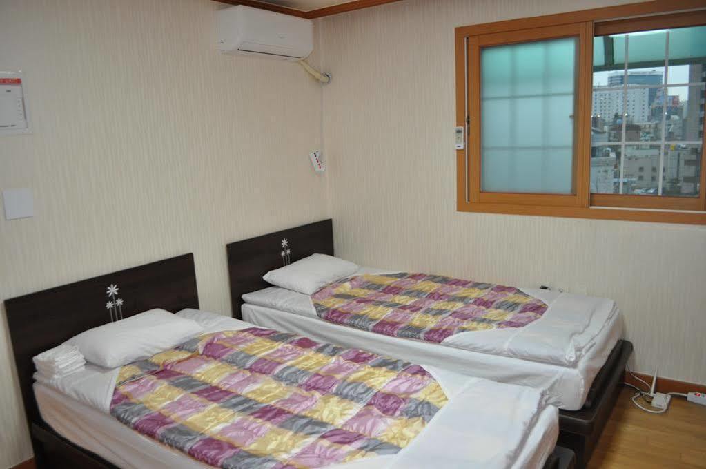 J-honor Hotel *