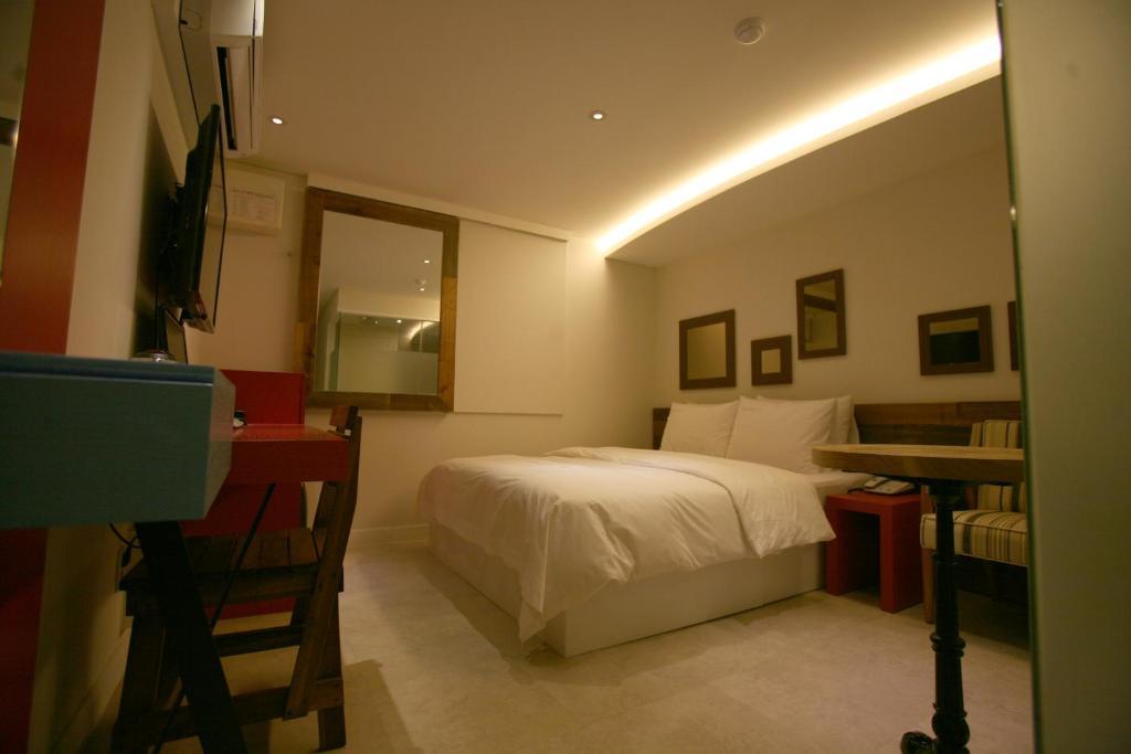 Spring 21 Sinchon Motel