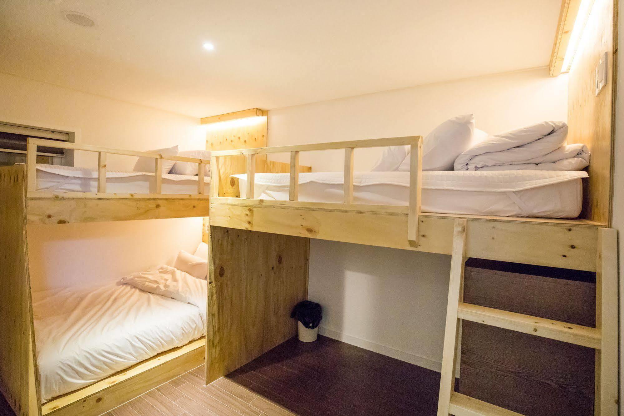 Hostel Step Myeongdong 1 *