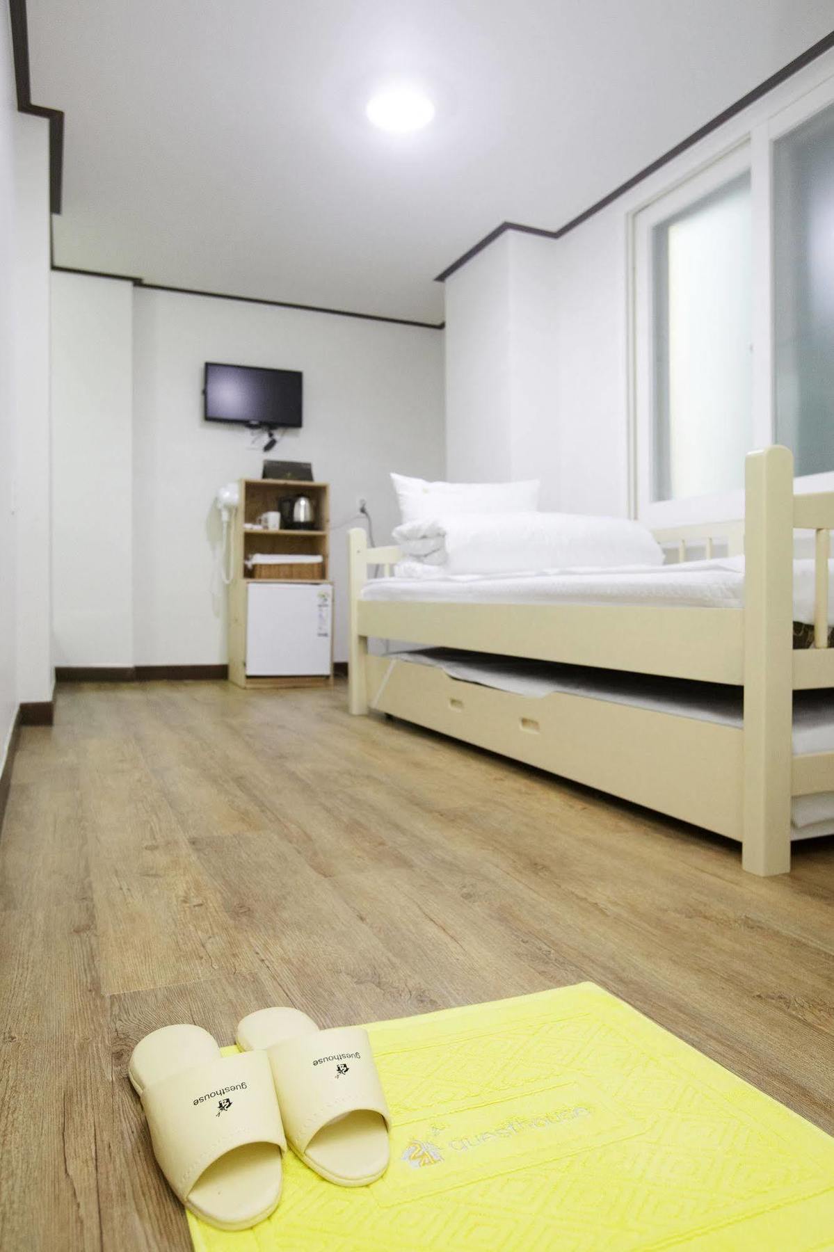 24 Sinchon Hongdae Guest house