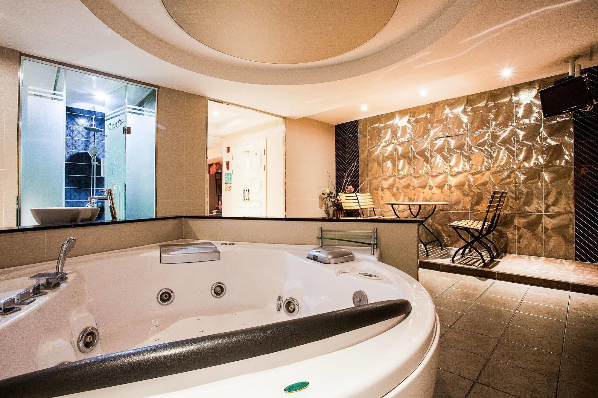 Lanuit Hotel 3*