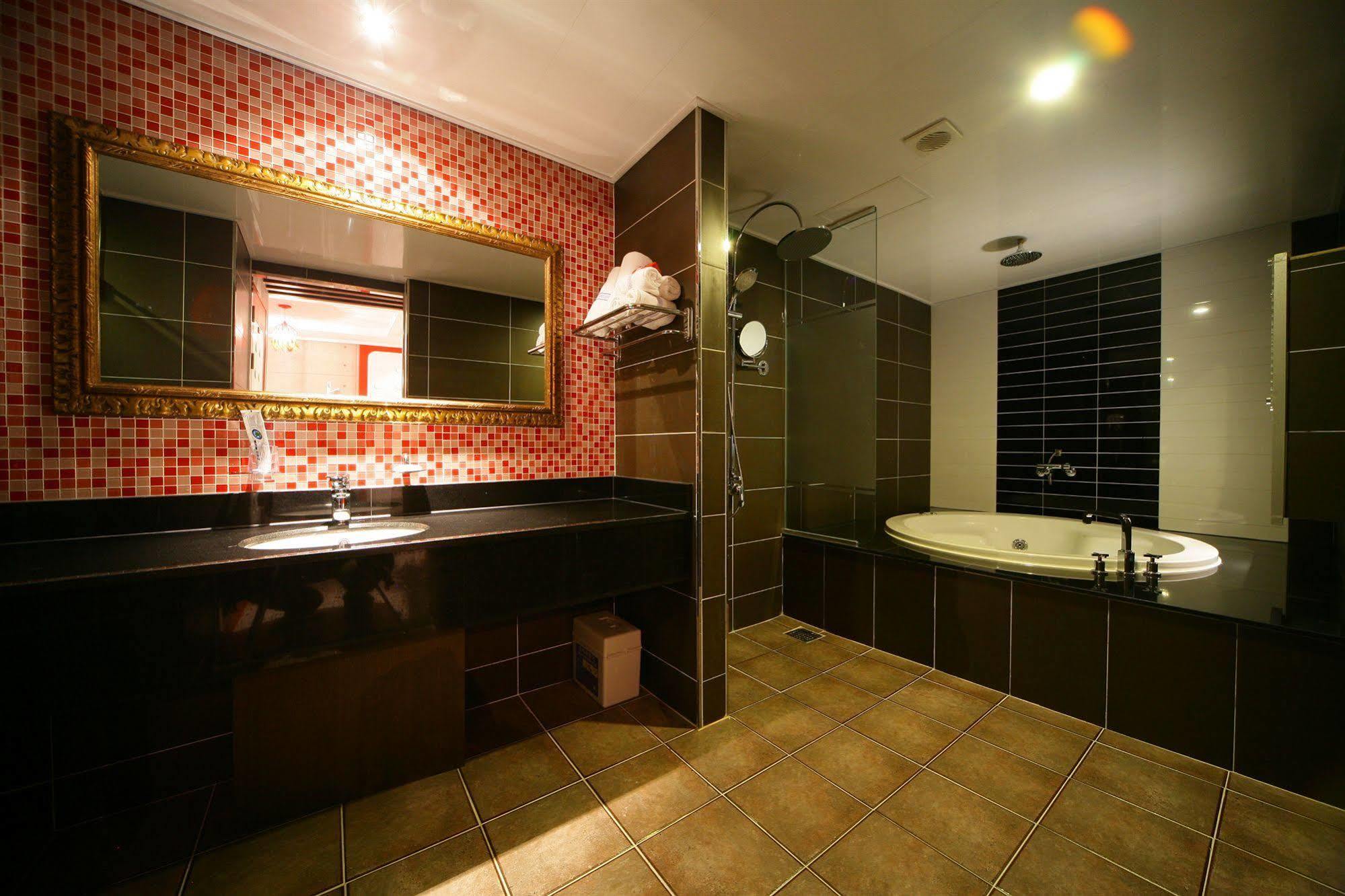 Lanuit Hotel 3*