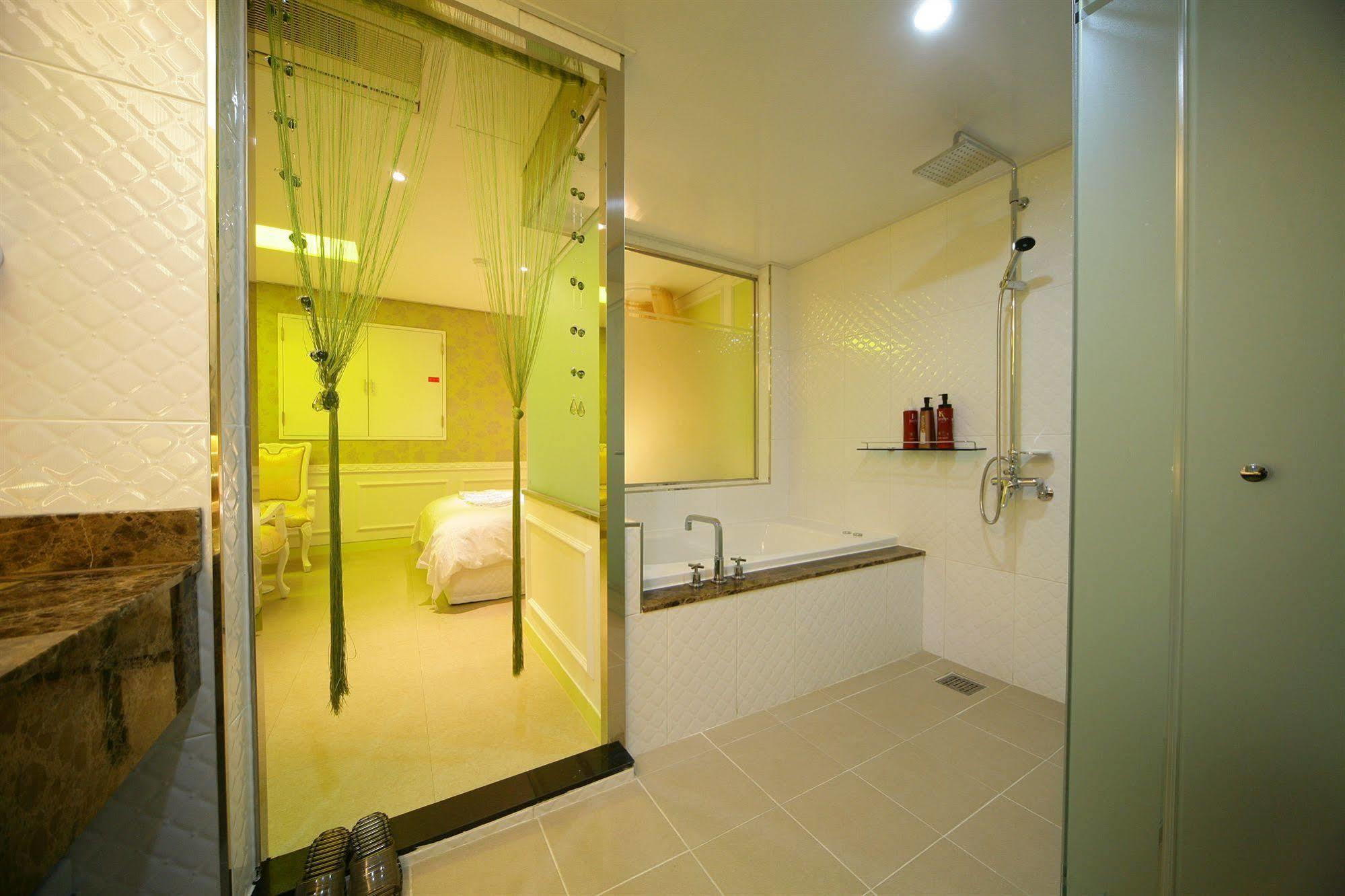 Lanuit Hotel 3*