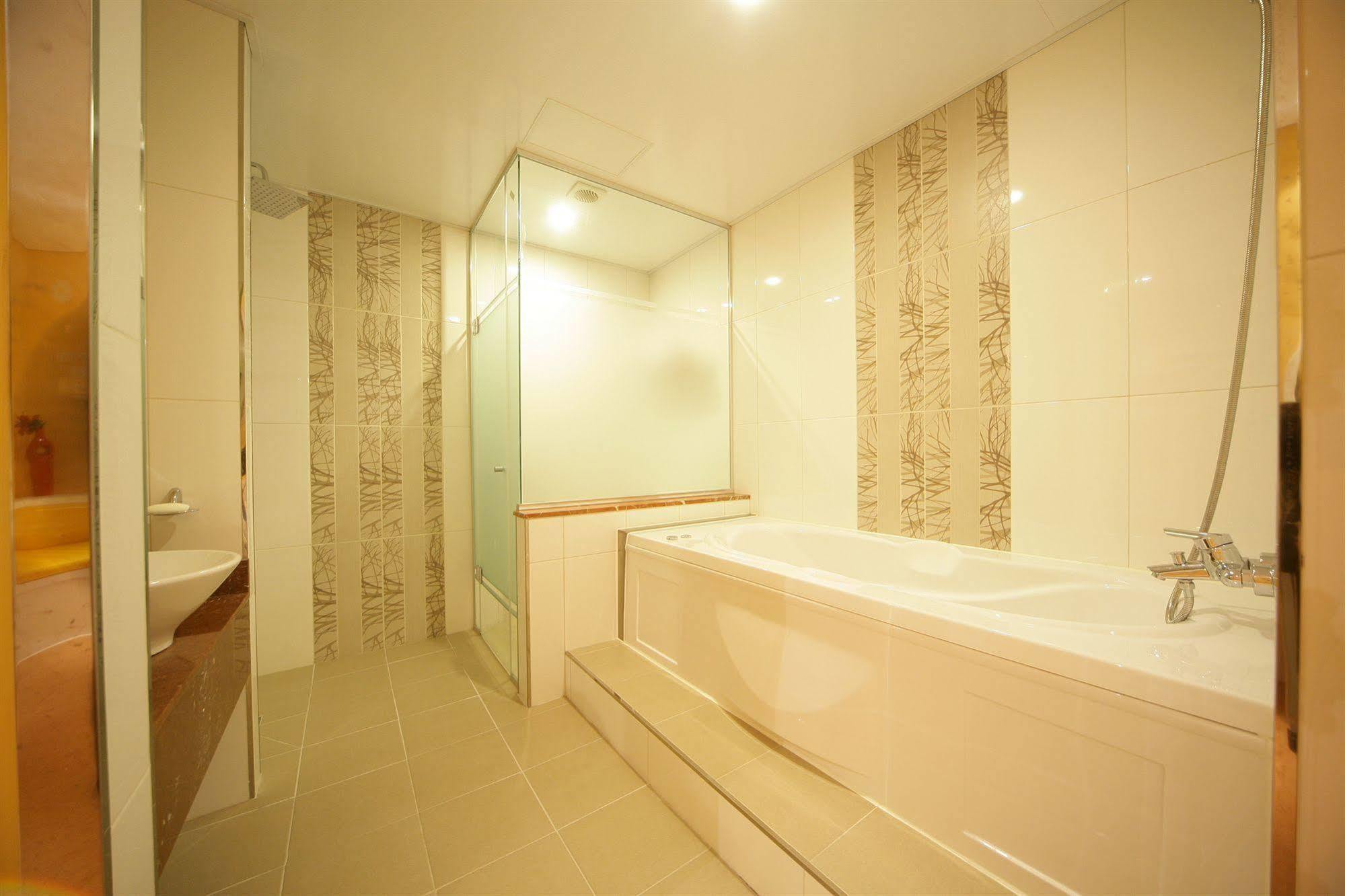 Lanuit Hotel 3*