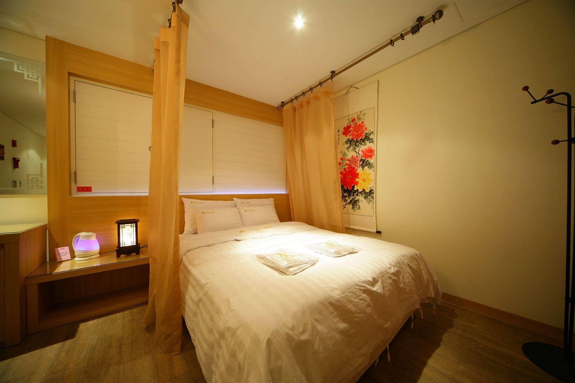 Lanuit Hotel 3*