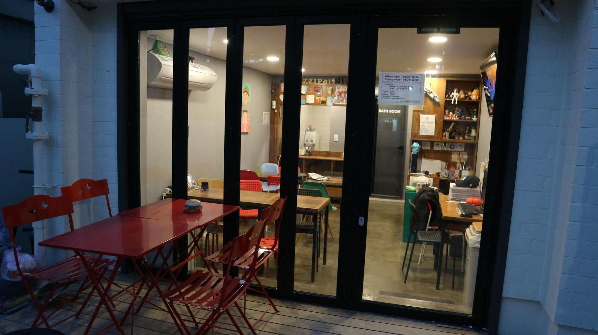 Zzzip In Hongdae Asrama *