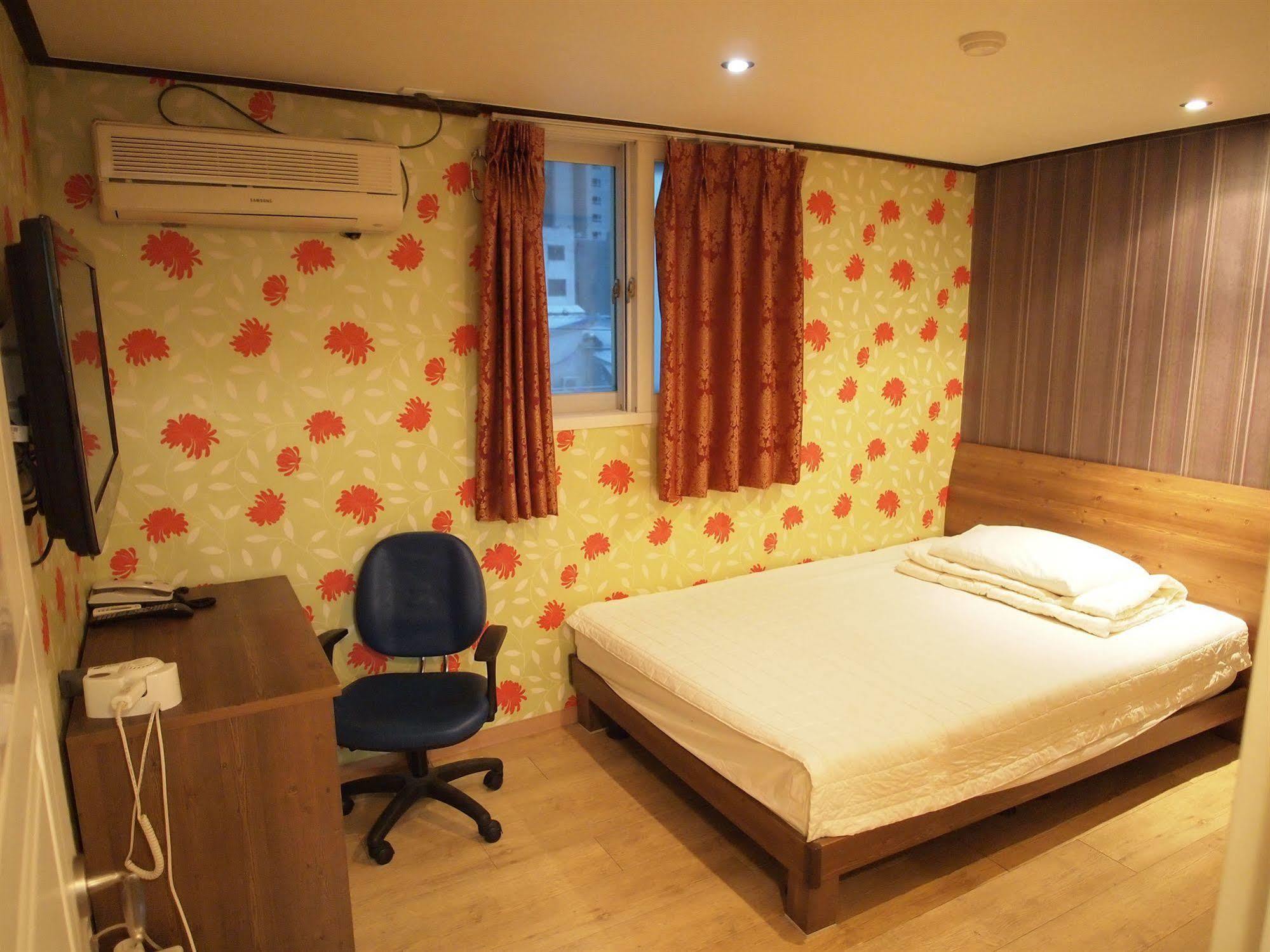 D.h Sinchon Guest house Seoul
