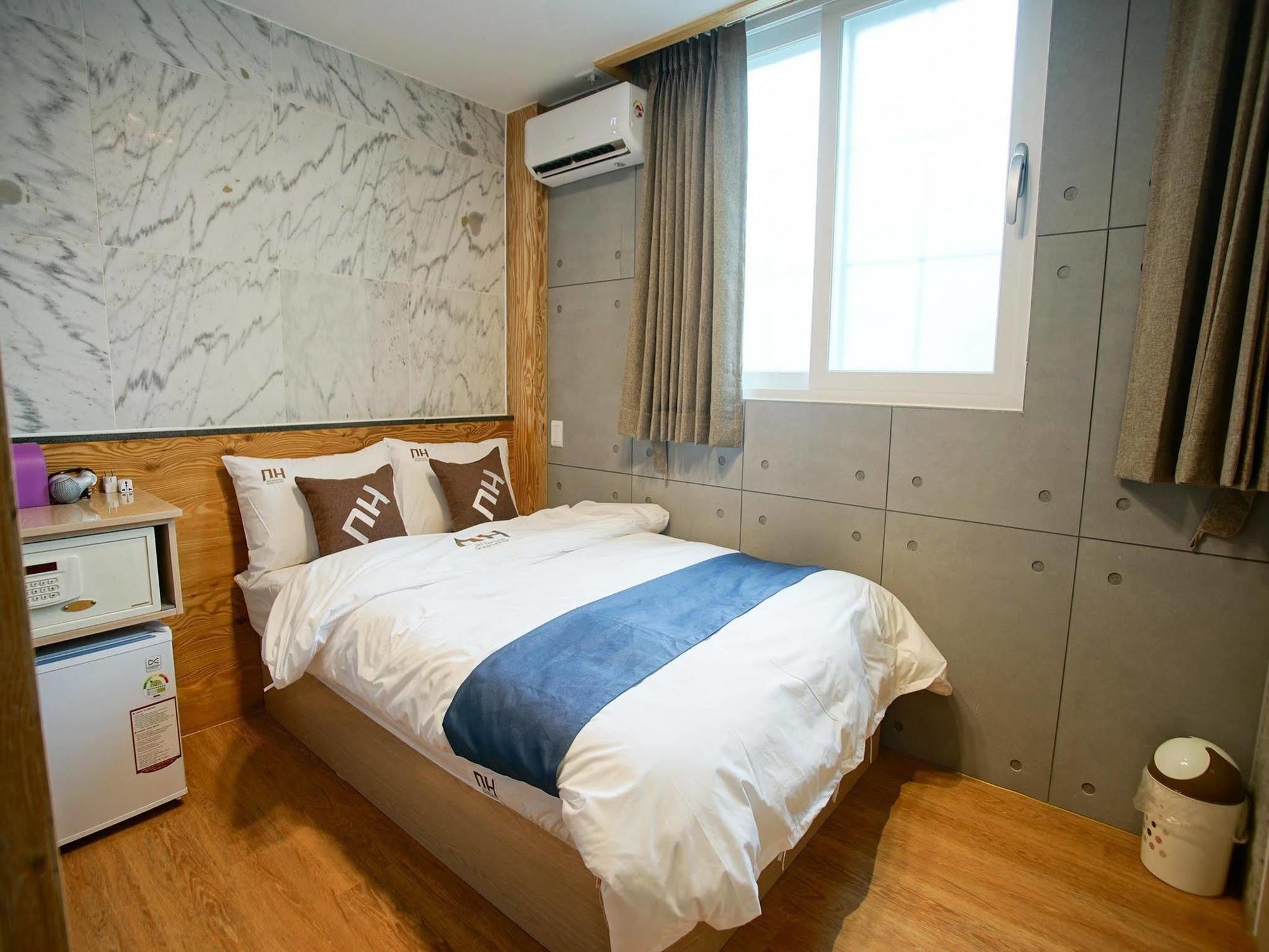 D.h Sinchon Guest house Seoul