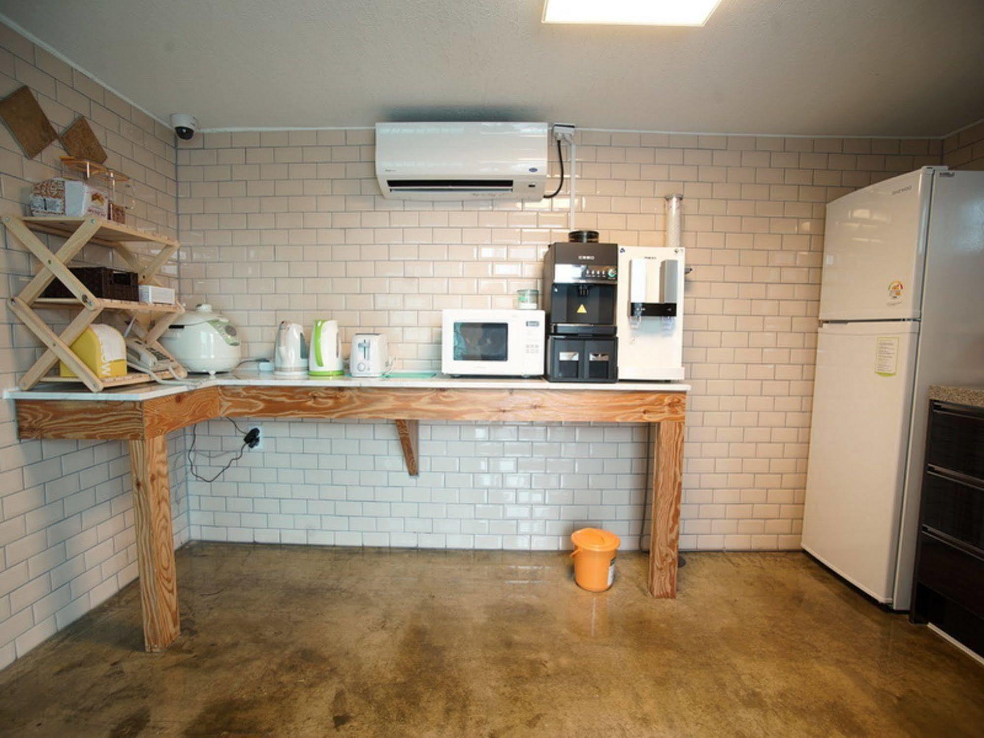 D.h Sinchon Guest house Seoul
