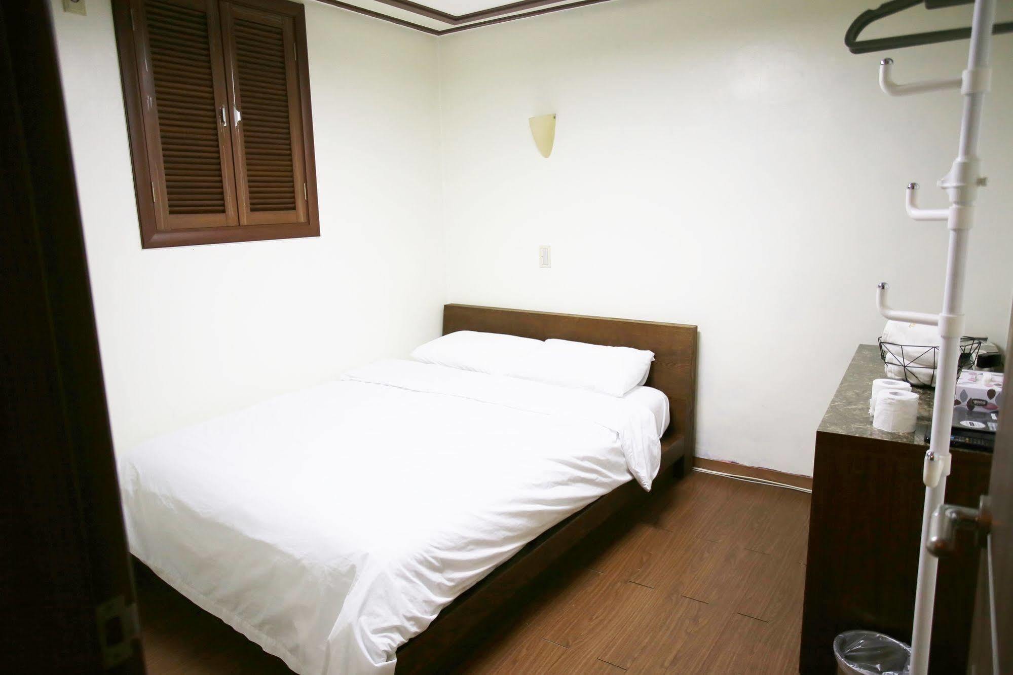 Hostel Sinchon Sisters *