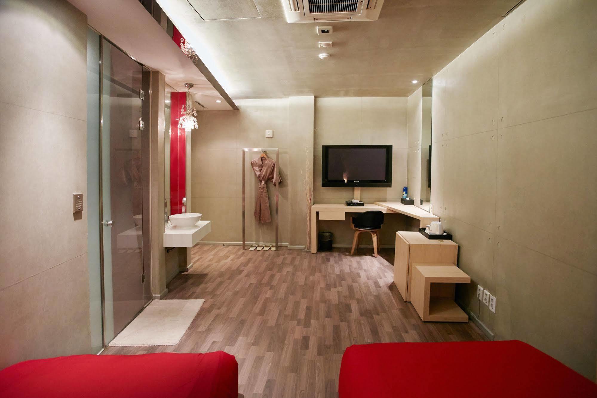 Tria Business & Boutique Hotel 3*