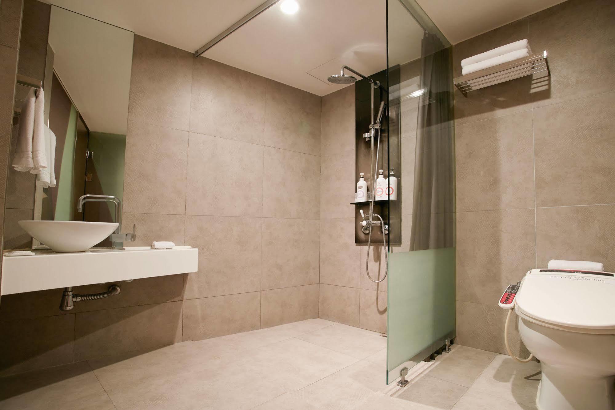 Tria Business & Boutique Hotel