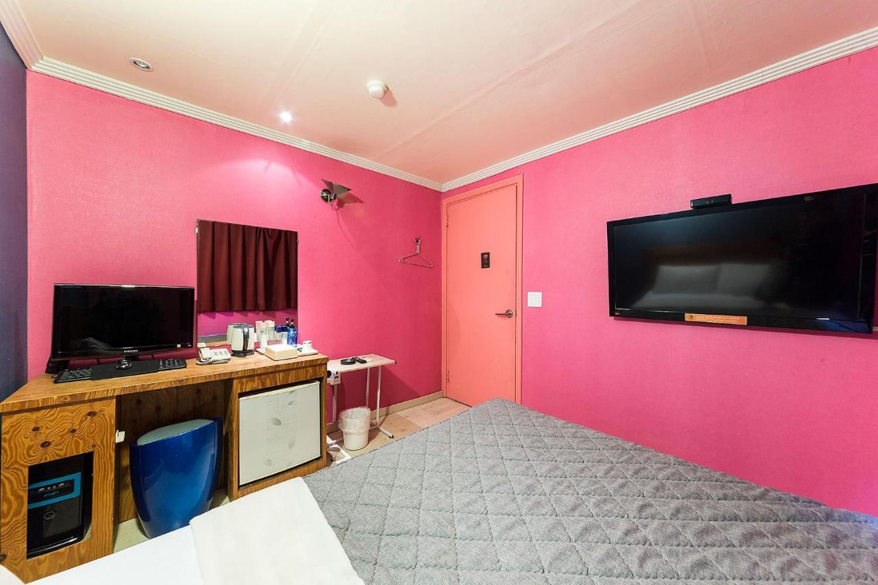 Orange Hotel *