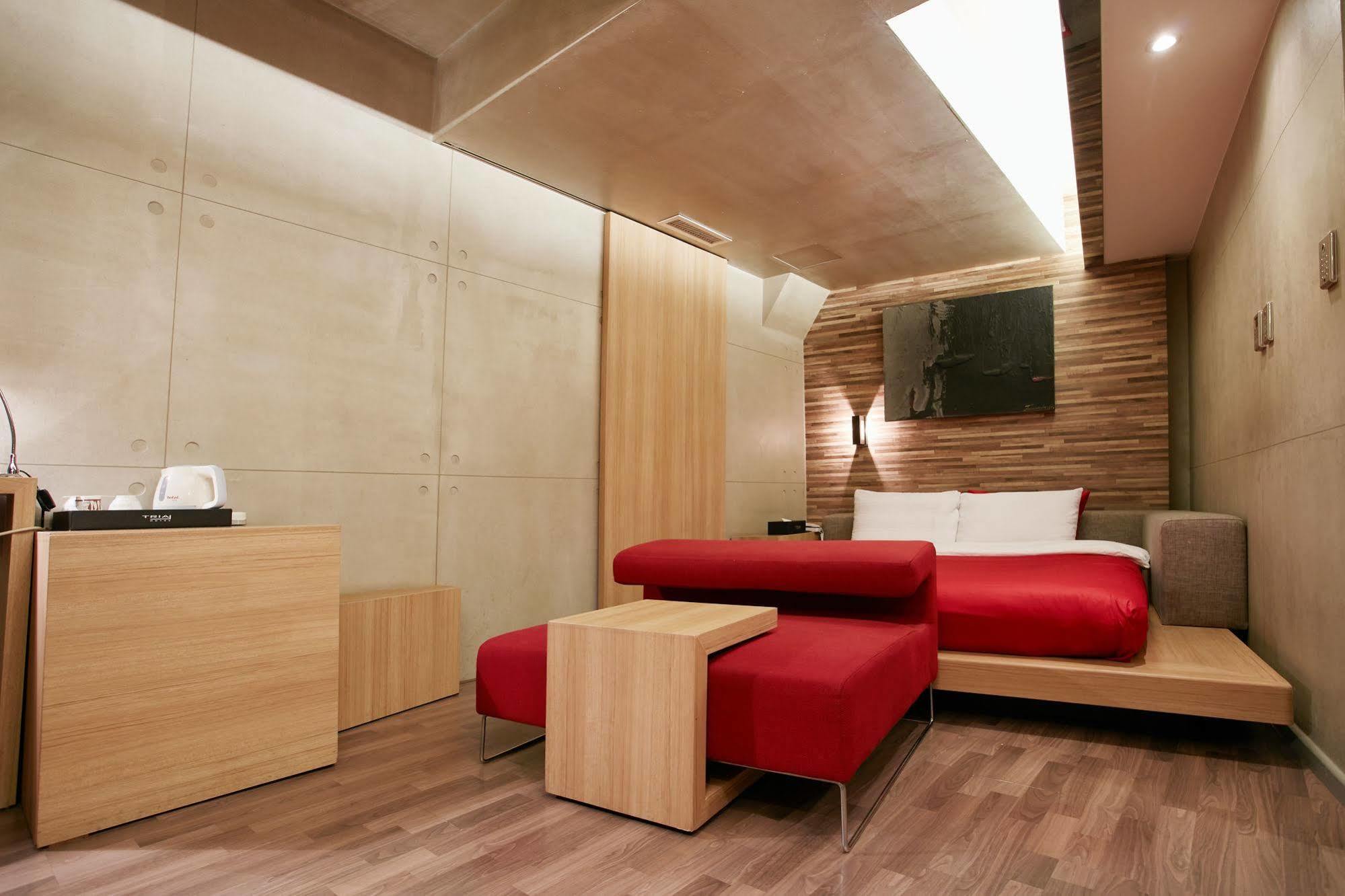 Tria Business & Boutique Hotel