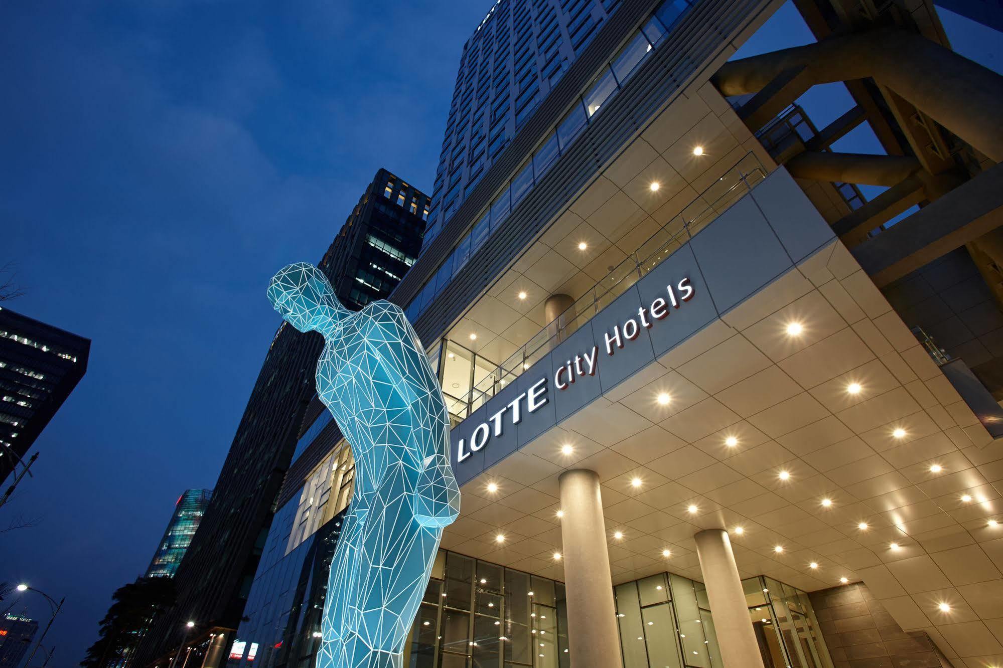 Lotte Myeongdong Hotel 4*