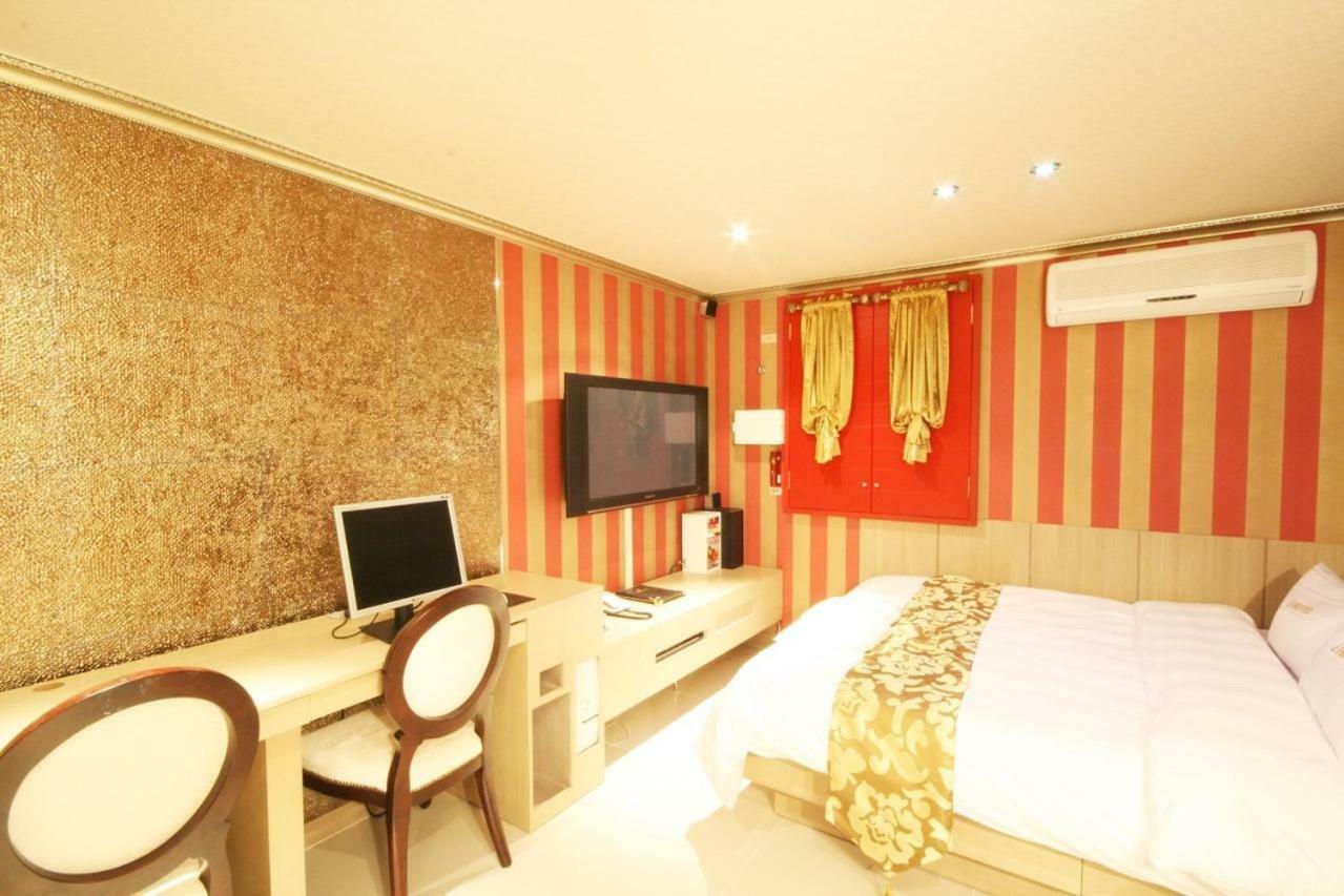 Aank Sinchon Hotel *