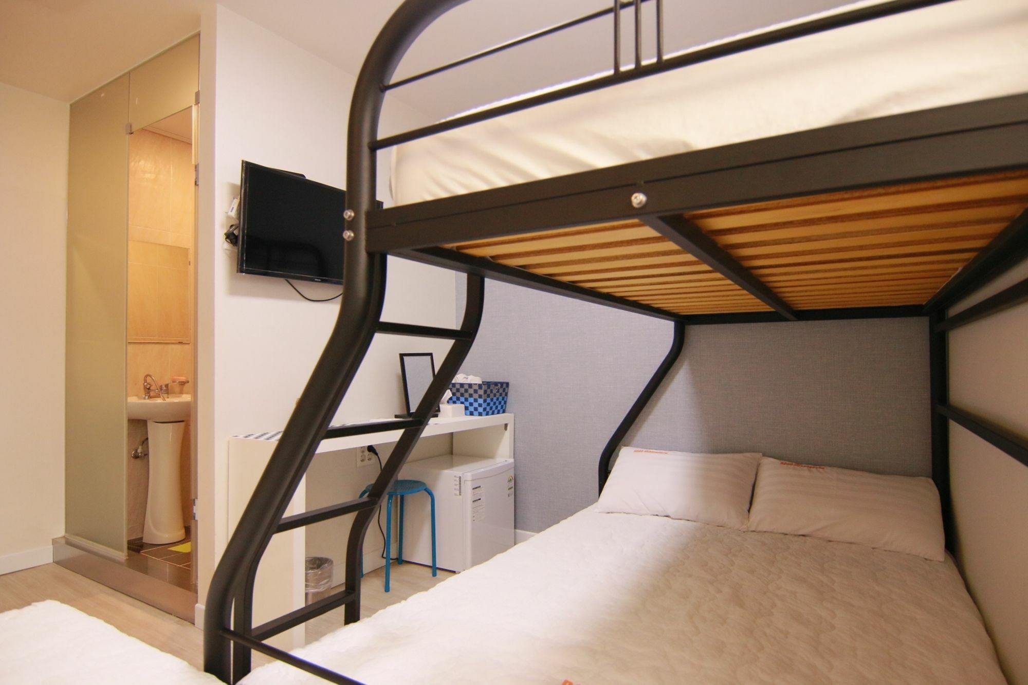 Road Myeongdong Guest house 2*