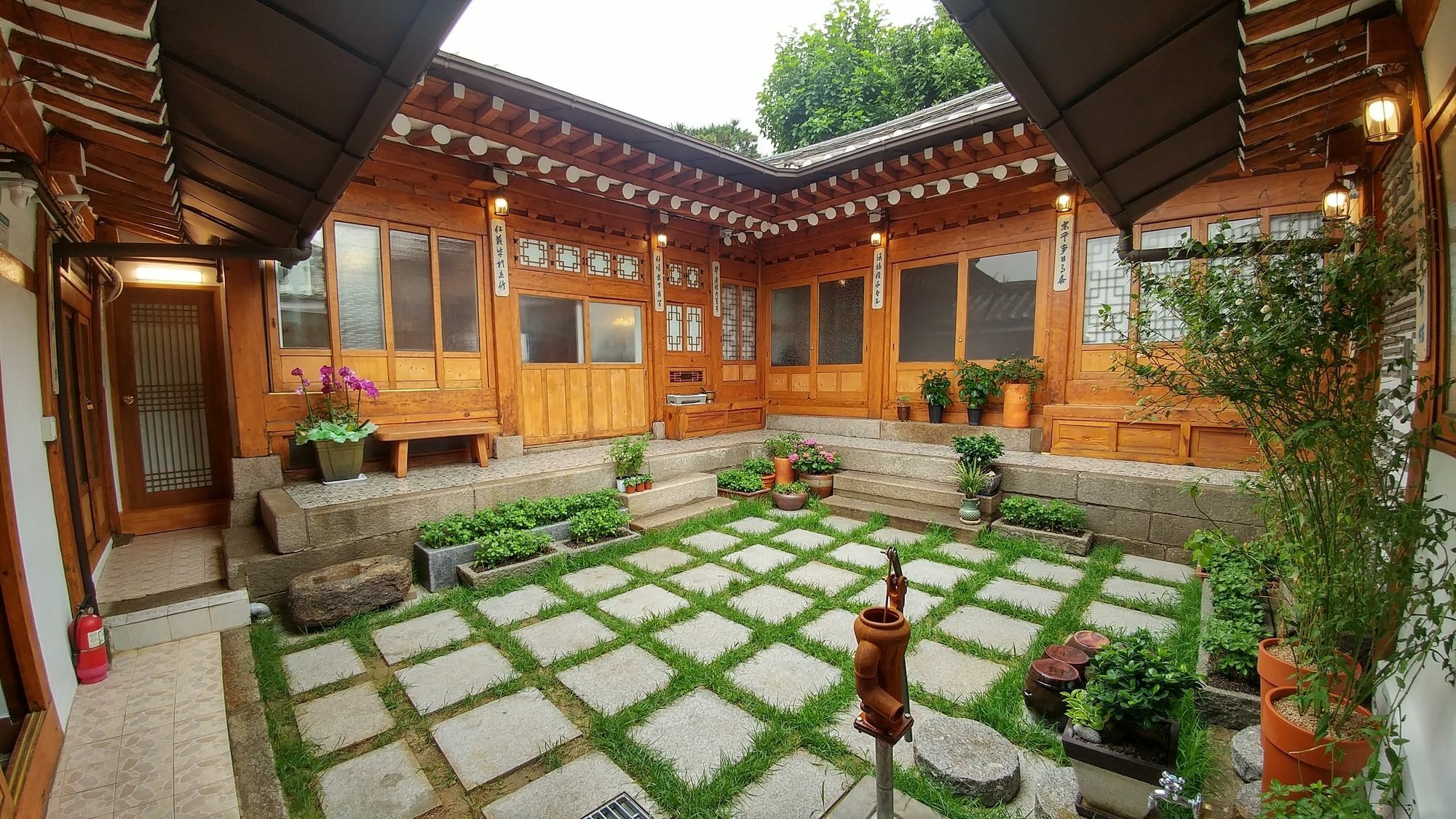Bukchon Hyosunjae 2*