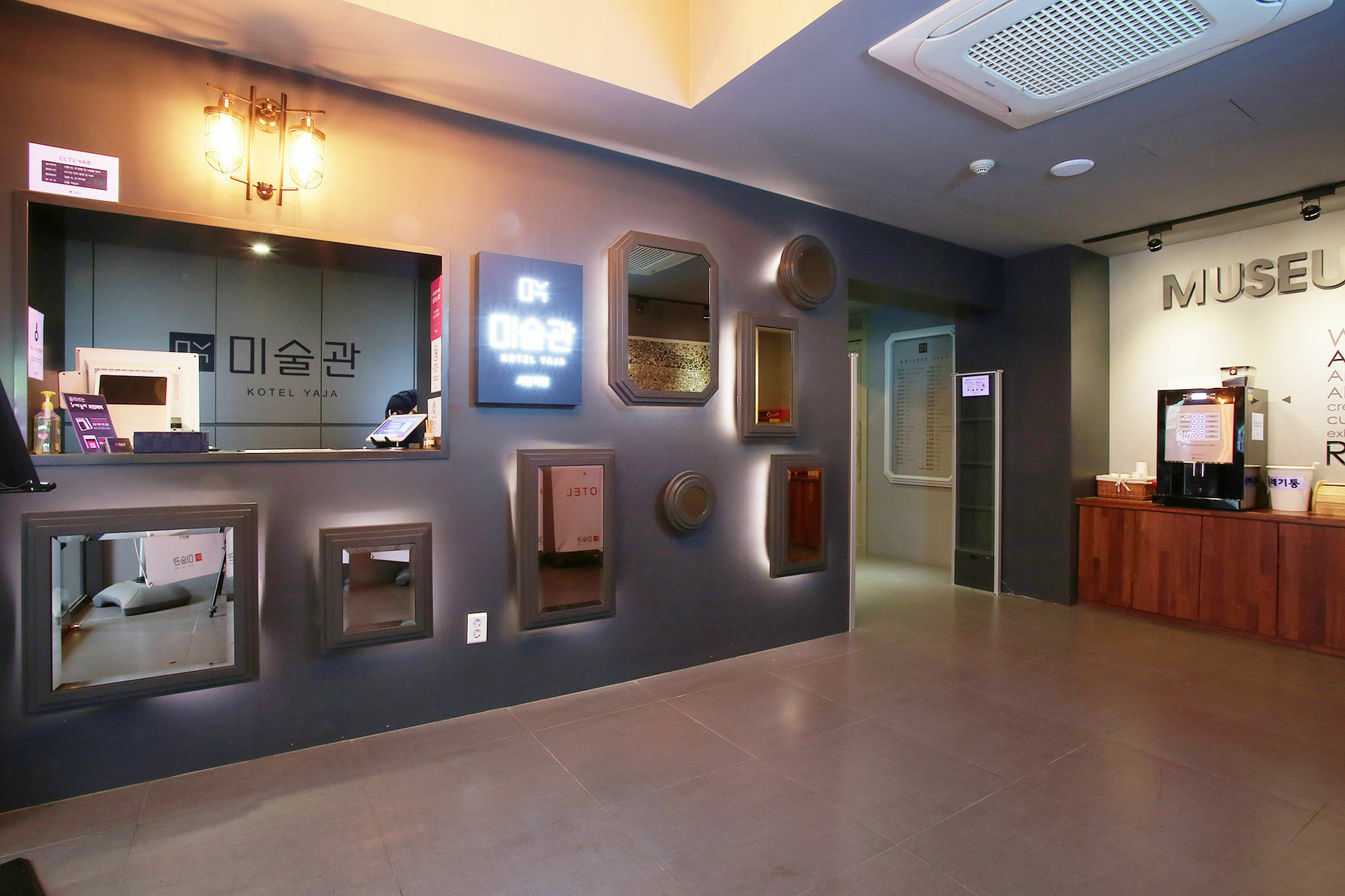 Hotel Kotel Yaja Sadang Art Gallery