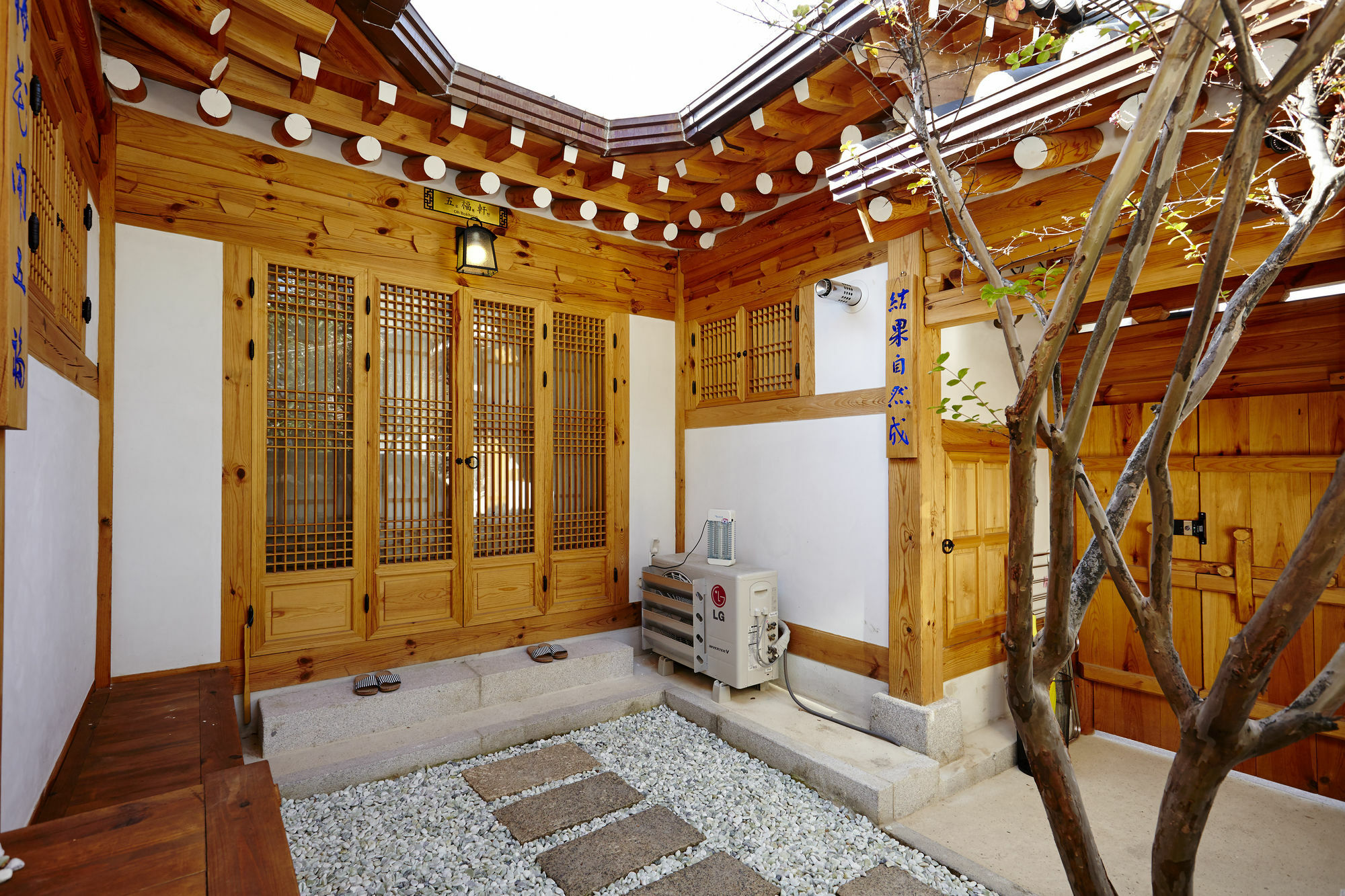 Hanok 24 Gyeongbokgung Guest house 2*