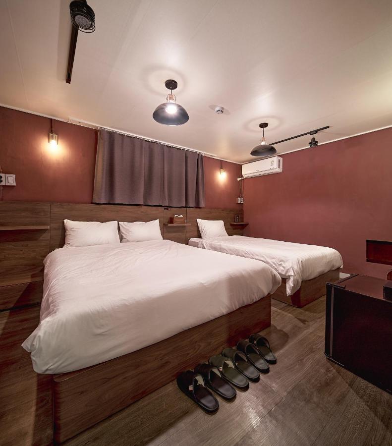 Butler:lee Hongdae-female Only Guest house