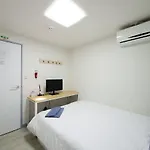 Leo Guesthouse Hongdae